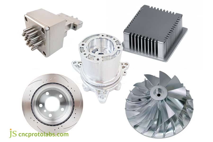 Peças CNC complexas de 5 eixos em alumínio em exibição.