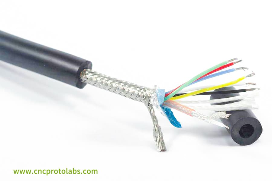 ケーブルのオーバーモールドプロセスでの露出ワイヤー