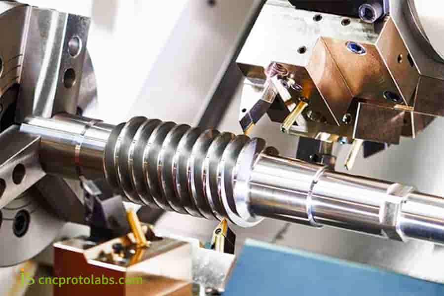 Fabricación de engranajes helicoidales CNC en un torno.