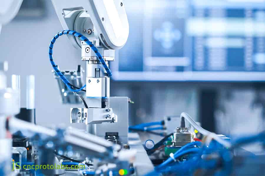 Machine CNC tournant un composant de bras robotique.