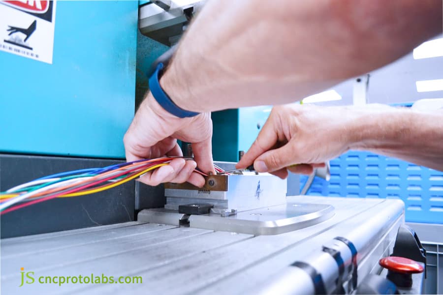 手工组装定制电缆组件。