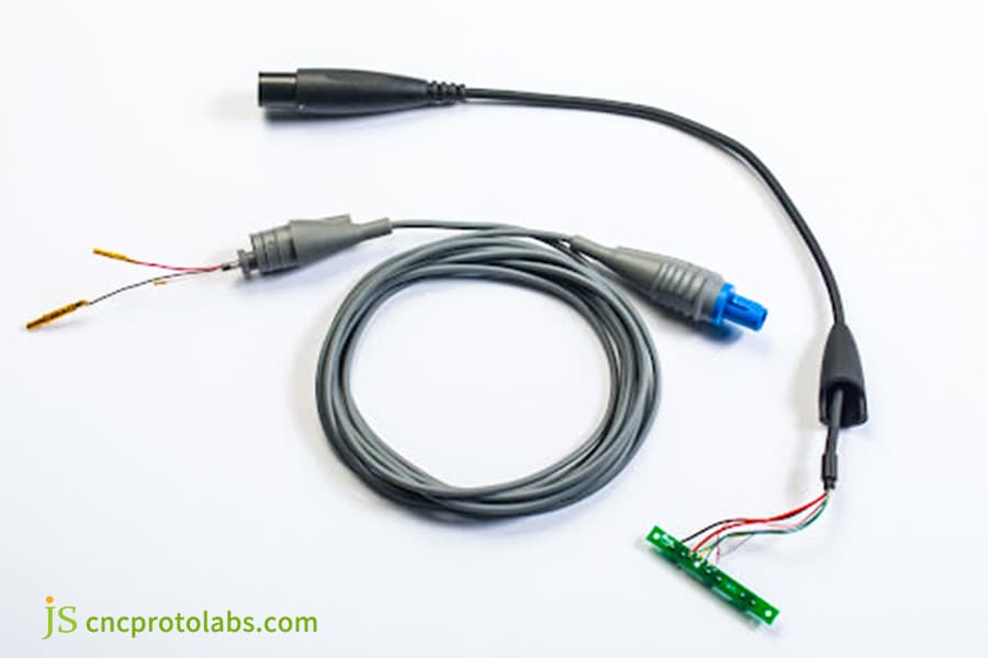 Kundenspezifisch umspritzte Kabelbaugruppe für Roboter