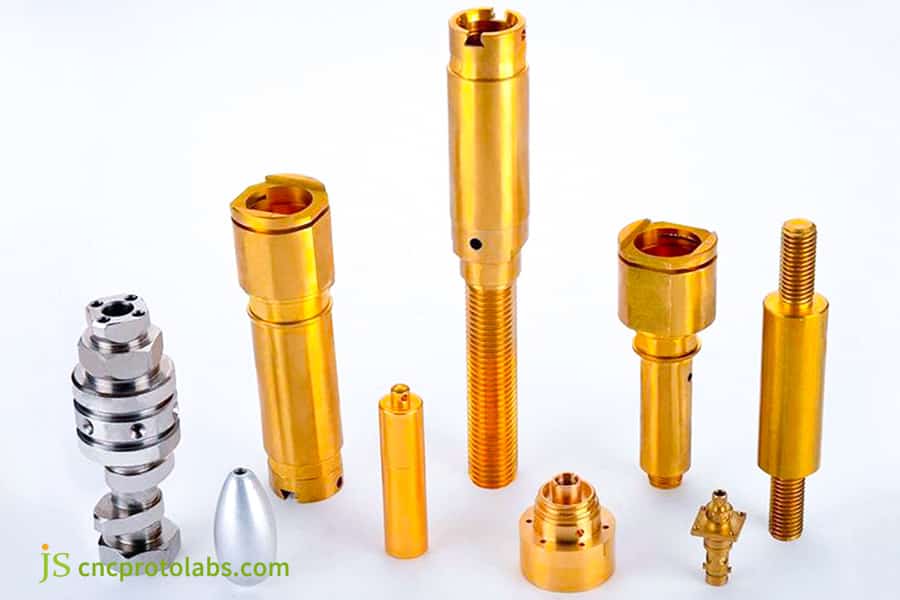 精密 CNC 旋盤加工された金属部品の配列。