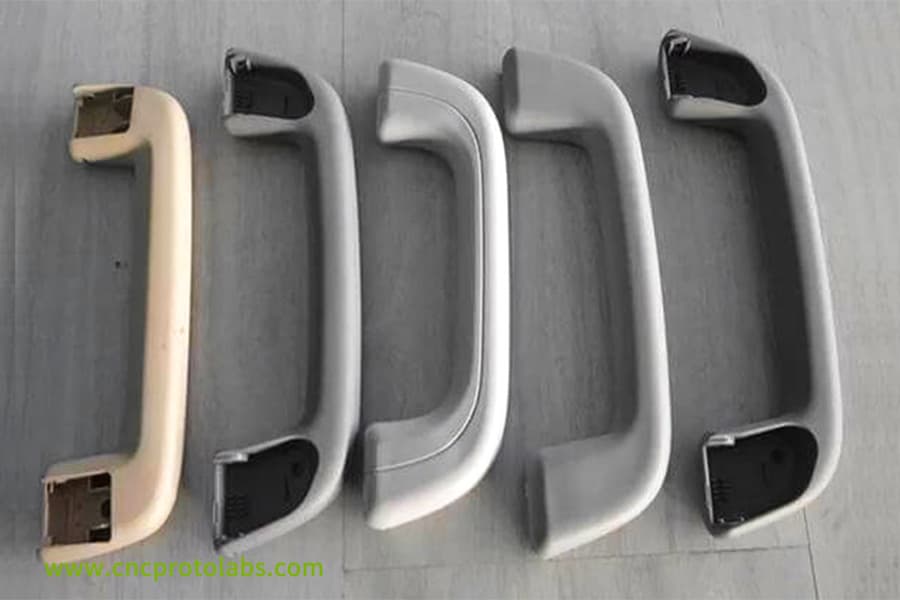 Moldeo por inyección asistida por gas para manijas de automóviles.