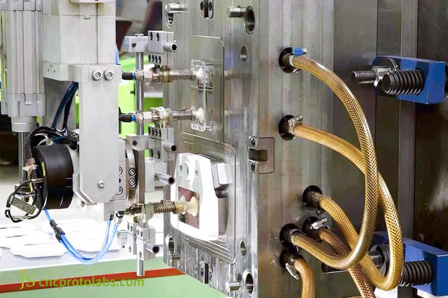 Macchina per lo stampaggio di inserti industriale al lavoro