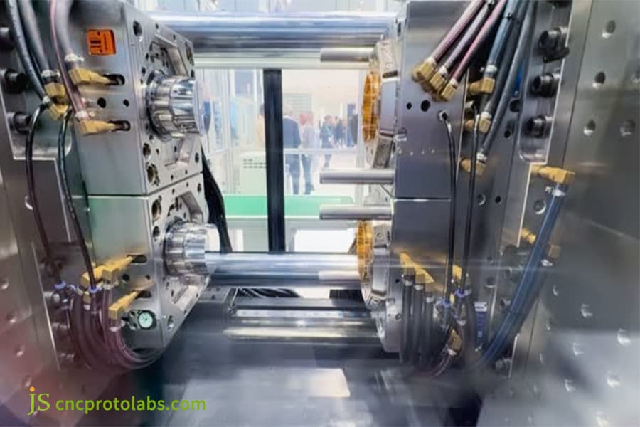 采用 PC 和 TPU 的 2 次注塑成型手表。