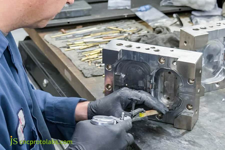 Проверка компонента пресс-формы для литья под давлением.