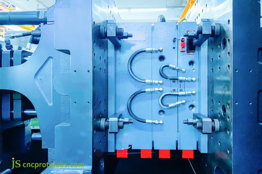 Сложная пресс-форма для литья под давлением с системой выталкивания.