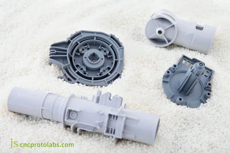 Spritzgussteile auf Kunststoffgranulat platziert.