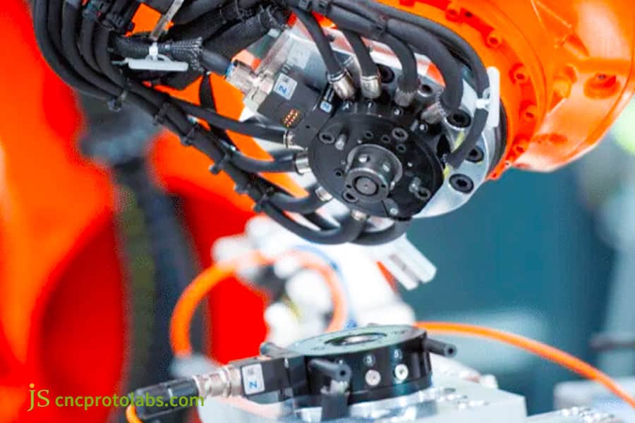 사출 성형 플라스틱 부품을 갖춘 로봇 팔