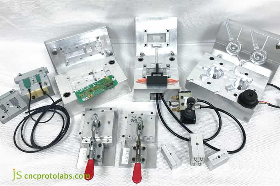 Moldes y abrazaderas para equipos de sobremoldeo de PCB