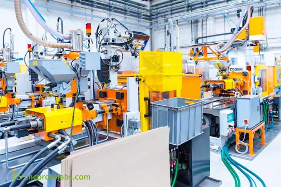 Spritzgussfabrik mit Produktionslinien.