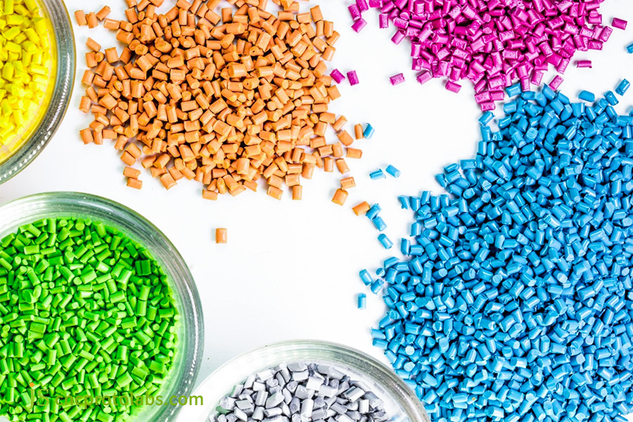 Pelotas variadas de material de moldagem de plástico.