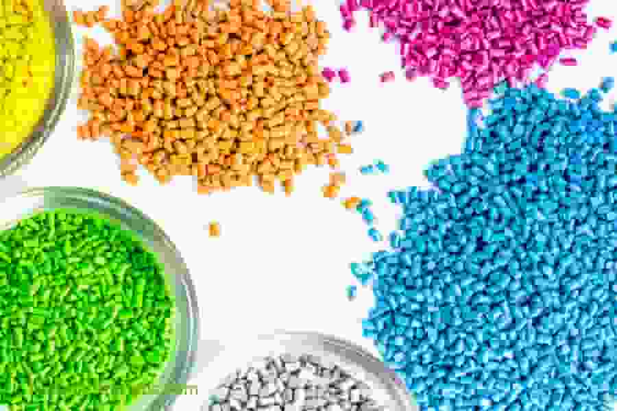 Matériau de moulage plastique assorti​ pellets.