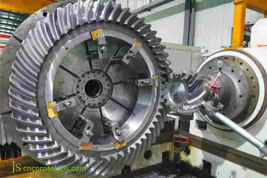 CNC-Fertigung eines großen Spiralkegelrades.