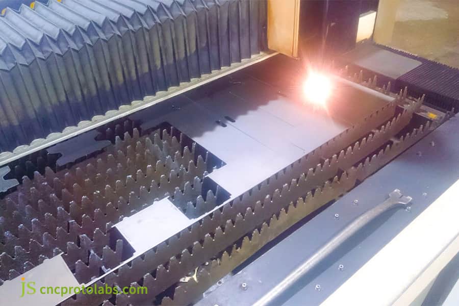 Laser cutting metal sheet with assist gas