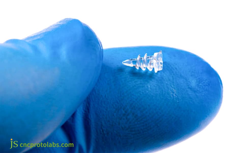 التعامل مع برغي صغير لجهاز طبي