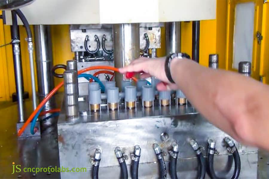 Primo piano dello stampaggio di componenti medicali di precisione