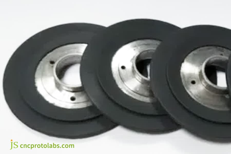 Quattro guarnizioni sovrastampate finite con anime metalliche