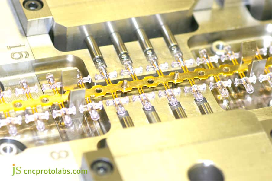 صورة مقربة لإدخالات معدنية في قالب حقن