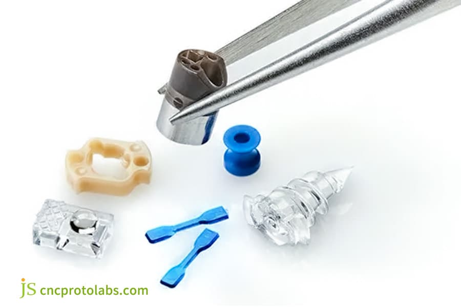 使用镊子处理微型成型零件