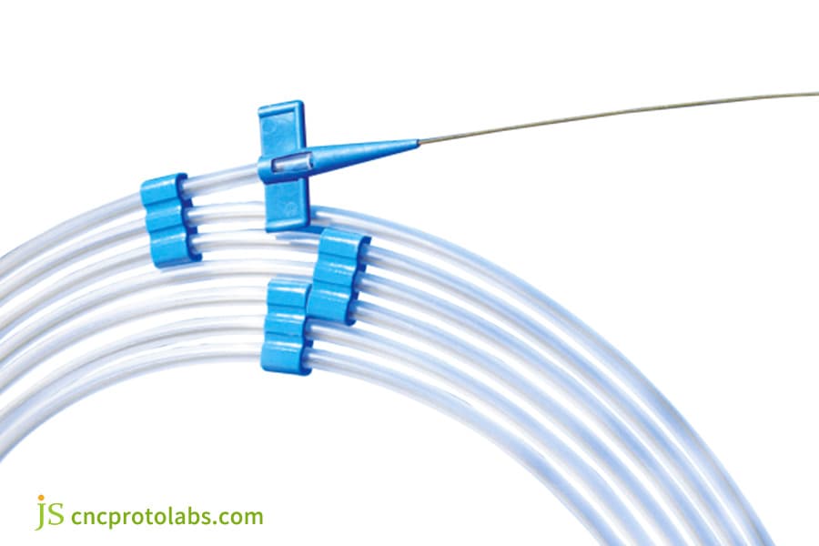 Componenti di dispositivi medici ricavati dallo stampaggio a inserto.