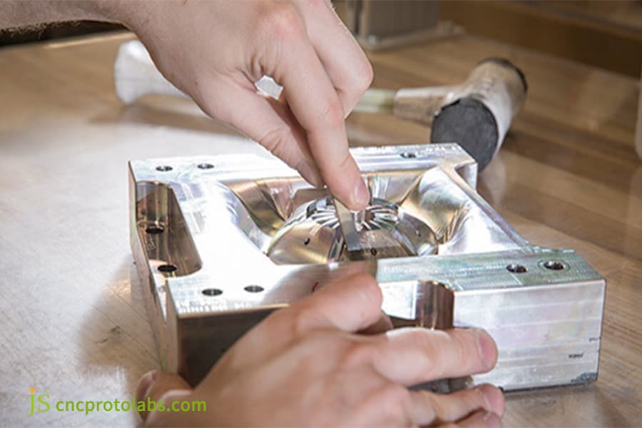 Mold for bridge production injection molding