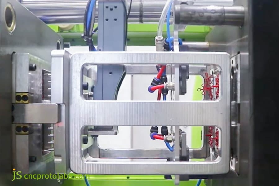 Primo piano dell'interno di uno strumento di sovrastampaggio complesso