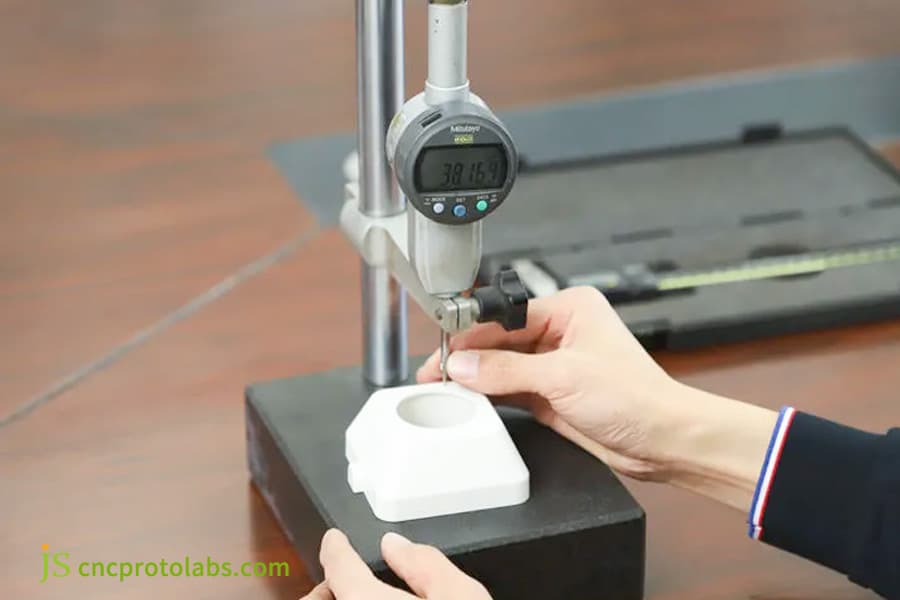 قياس مكون الروبوت المصبوب بدقة