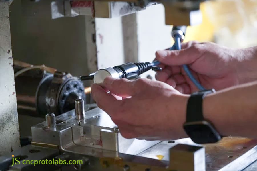 Bearbeitung von Teilen für den Umspritzservice