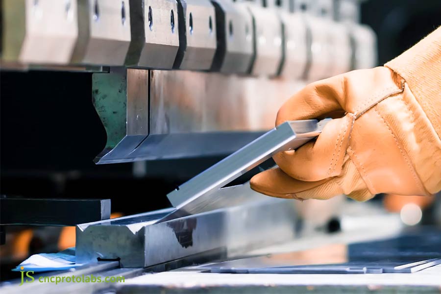Custom Metal Bending press brake operator